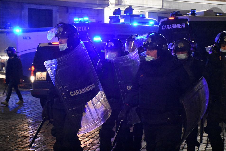 Roma'da aşırı sağcıların Kovid-19 tedbirlerine yönelik protestosuna polis müdahale etti
