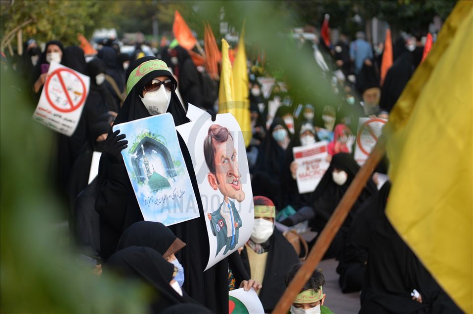تظاهرات اعتراضی مقابل سفارت فرانسه در پایتخت ایران