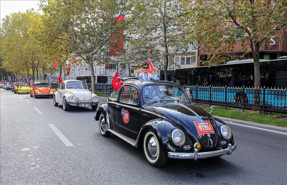 Şişli'de klasik otomobiller Cumhuriyet Bayramı Geçit Töreni gerçekleştirdi