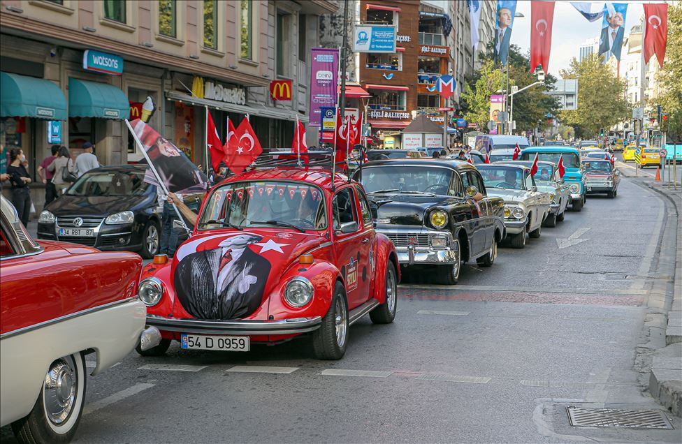Şişli'de klasik otomobiller Cumhuriyet Bayramı Geçit Töreni gerçekleştirdi