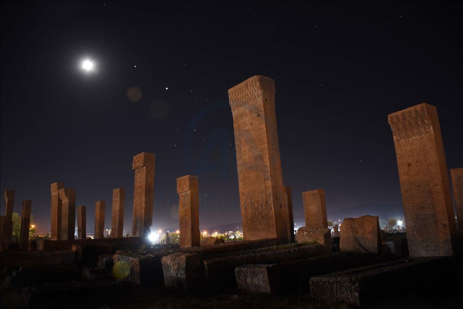 Ahlat Selçuklu Meydan Mezarlığı gece görüntüsüyle de büyülüyor
