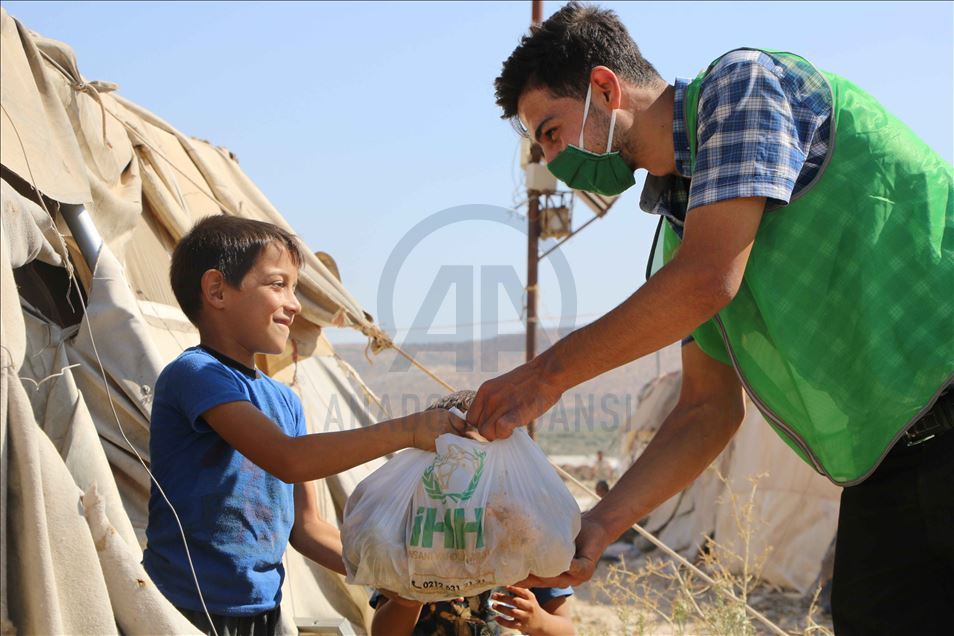 "الإغاثة التركية" توزع 200 طن بطاطا للنازحين في سوريا
