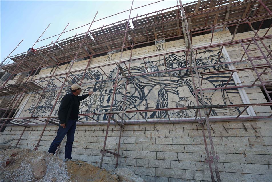 تُنحت في الصخور.. جداريات فنية ضخمة تزيّن بلدة دورا الفلسطينية