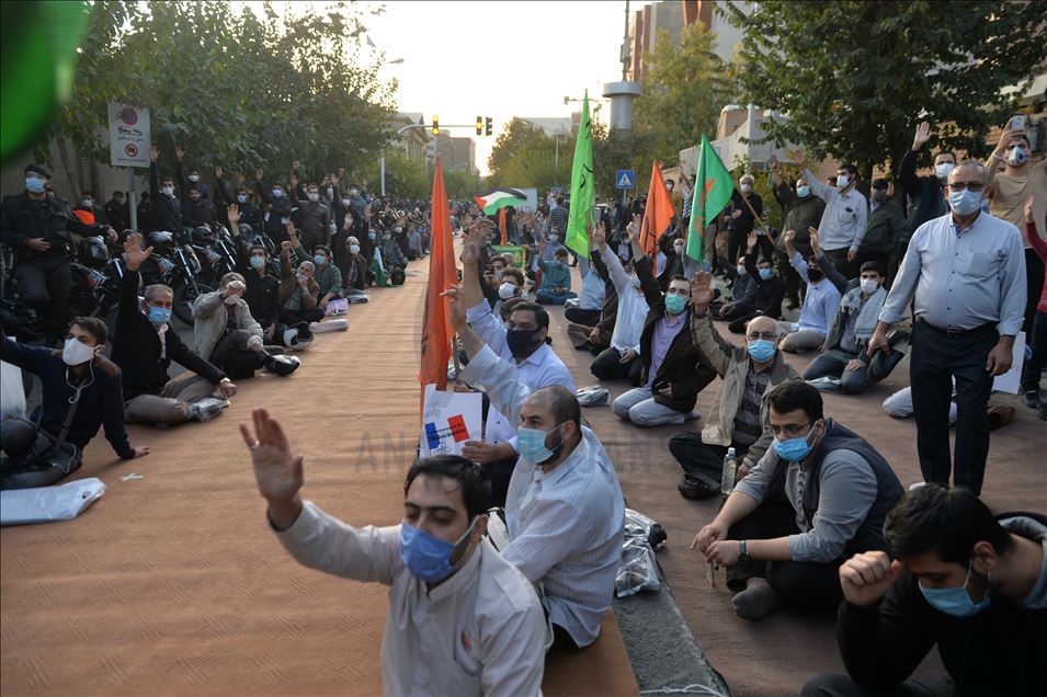 Tahran'da Fransa'nın İslam karşıtı tavrı protesto edildi
