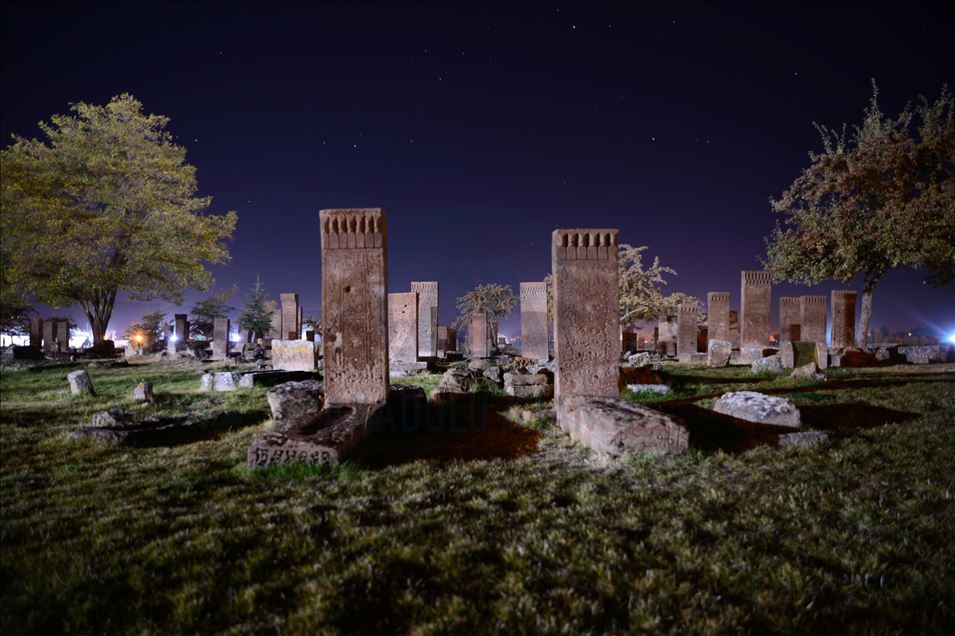 Ahlat Selçuklu Meydan Mezarlığı gece görüntüsüyle de büyülüyor