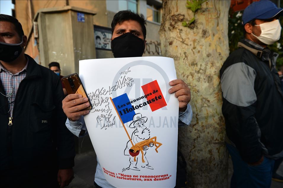 Tahran'da Fransa'nın İslam karşıtı tavrı protesto edildi