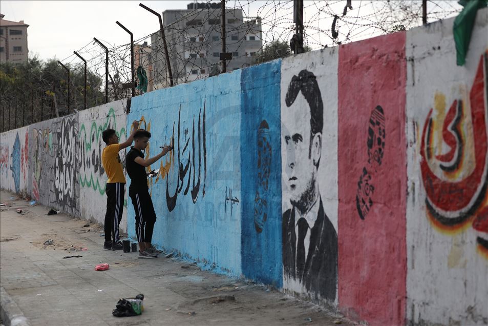 Filistinli ressamlar, Fransa'nın İslam karşıtı tutumuna grafitiyle tepki gösterdi


