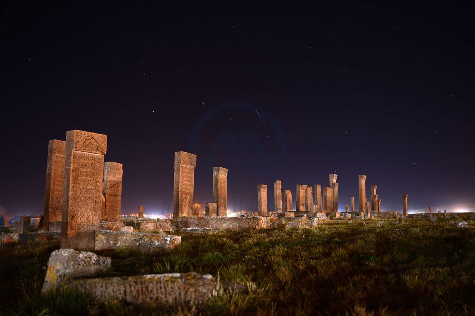 Ahlat Selçuklu Meydan Mezarlığı gece görüntüsüyle de büyülüyor