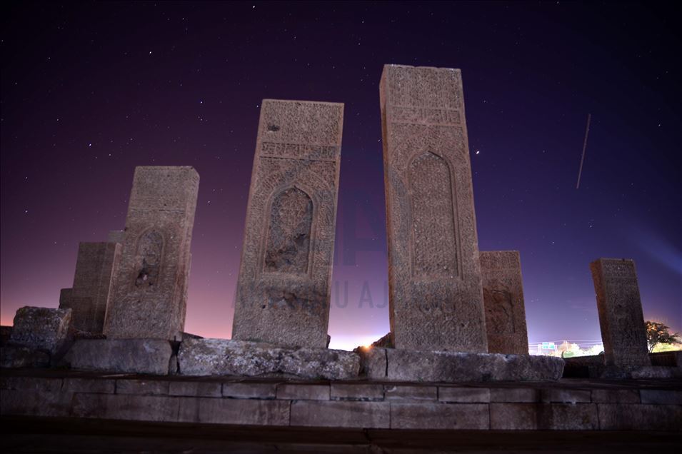 Ahlat Selçuklu Meydan Mezarlığı gece görüntüsüyle de büyülüyor