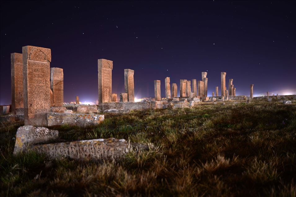 Ahlat Selçuklu Meydan Mezarlığı gece görüntüsüyle de büyülüyor