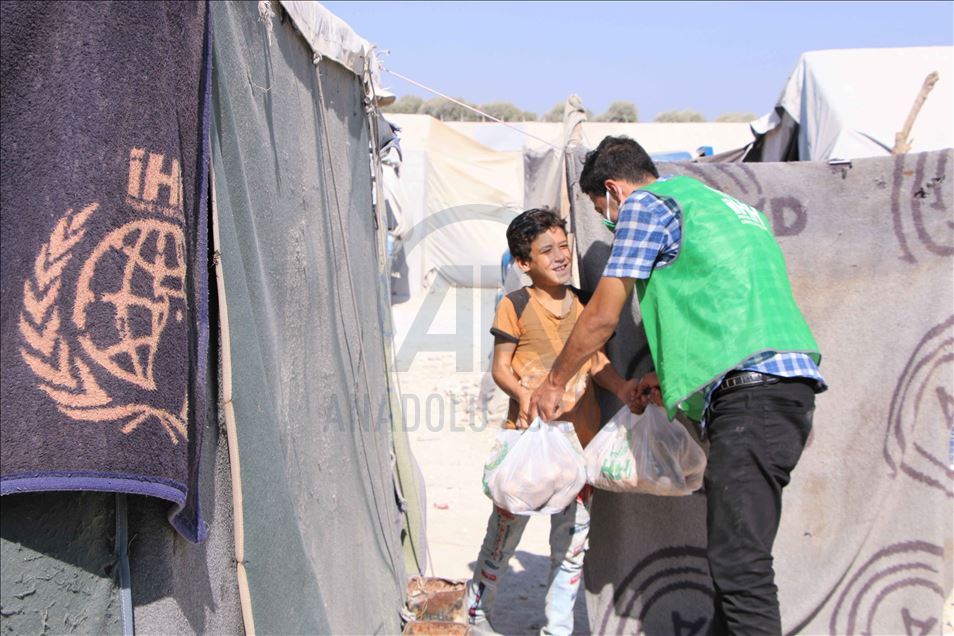 "الإغاثة التركية" توزع 200 طن بطاطا للنازحين في سوريا
