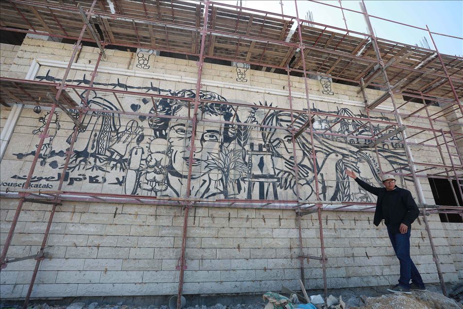 تُنحت في الصخور.. جداريات فنية ضخمة تزيّن بلدة دورا الفلسطينية