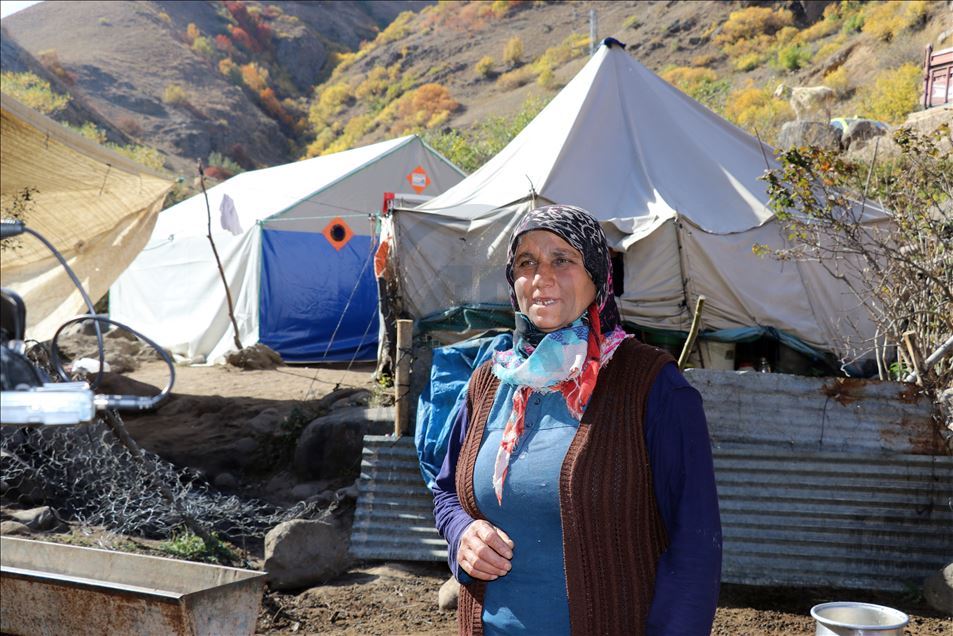 Xanima zozanê ji bo malbata xwe zehmetiyan dikşîne û debara malê dike