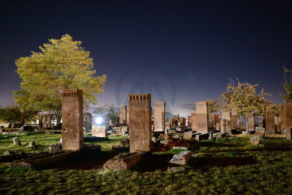 Ahlat Selçuklu Meydan Mezarlığı gece görüntüsüyle de büyülüyor