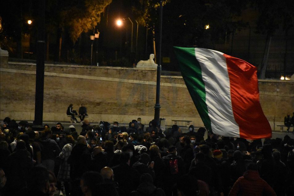 مظاهرات في إيطاليا اضد تدابير مكافحة (كوفيد-19)