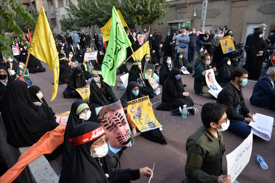 تظاهرات اعتراضی مقابل سفارت فرانسه در پایتخت ایران