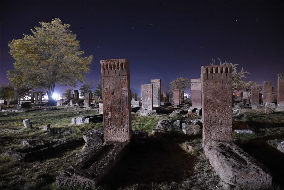 Ahlat Selçuklu Meydan Mezarlığı gece görüntüsüyle de büyülüyor