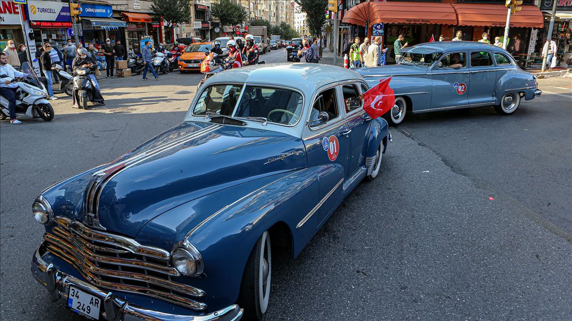 Şişli'de klasik otomobiller Cumhuriyet Bayramı Geçit Töreni gerçekleştirdi