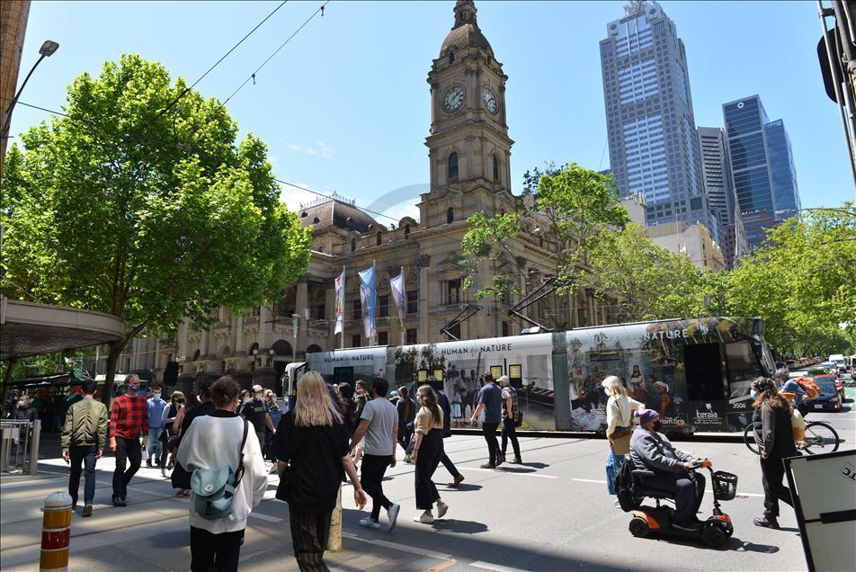 Melbourne’daki Kovid-19 yasakları kaldırıldı, kent yeniden canlandı