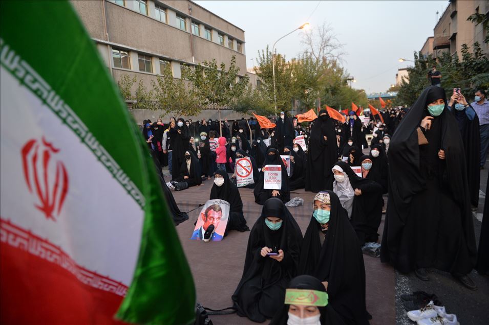 Tahran'da Fransa'nın İslam karşıtı tavrı protesto edildi