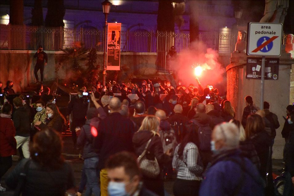 مظاهرات في إيطاليا اضد تدابير مكافحة (كوفيد-19)