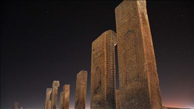 Ahlat Selçuklu Meydan Mezarlığı gece görüntüsüyle de büyülüyor