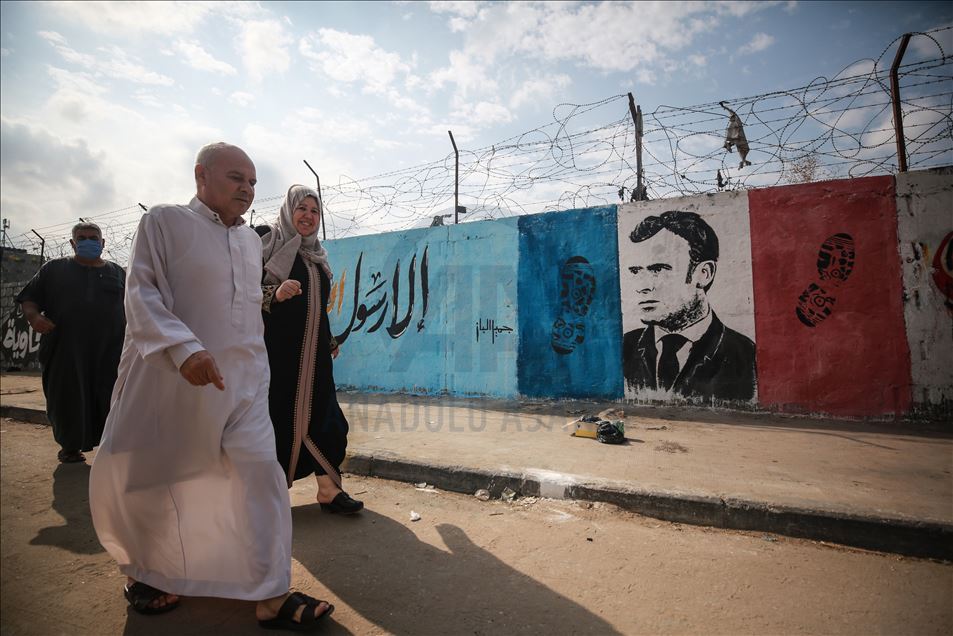 Mural de Macron como reacción a sus comentarios contra el islam en Gaza 
