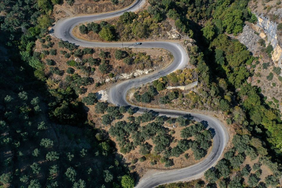 Las carreteras en las tierras altas de Aydin, Turquía 
