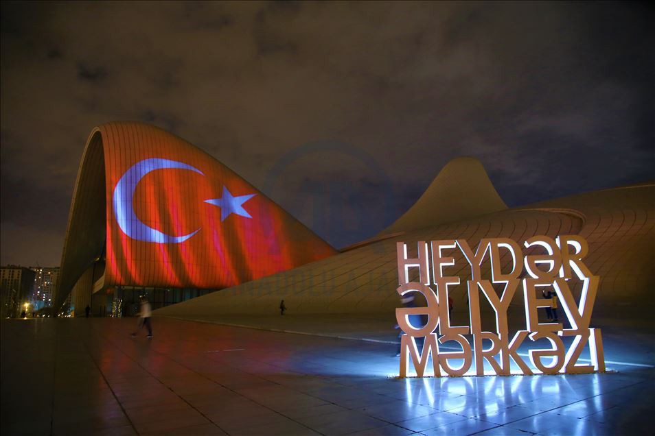 Bakü'nün ünlü yapılarına Türk bayrağı yansıtıldı