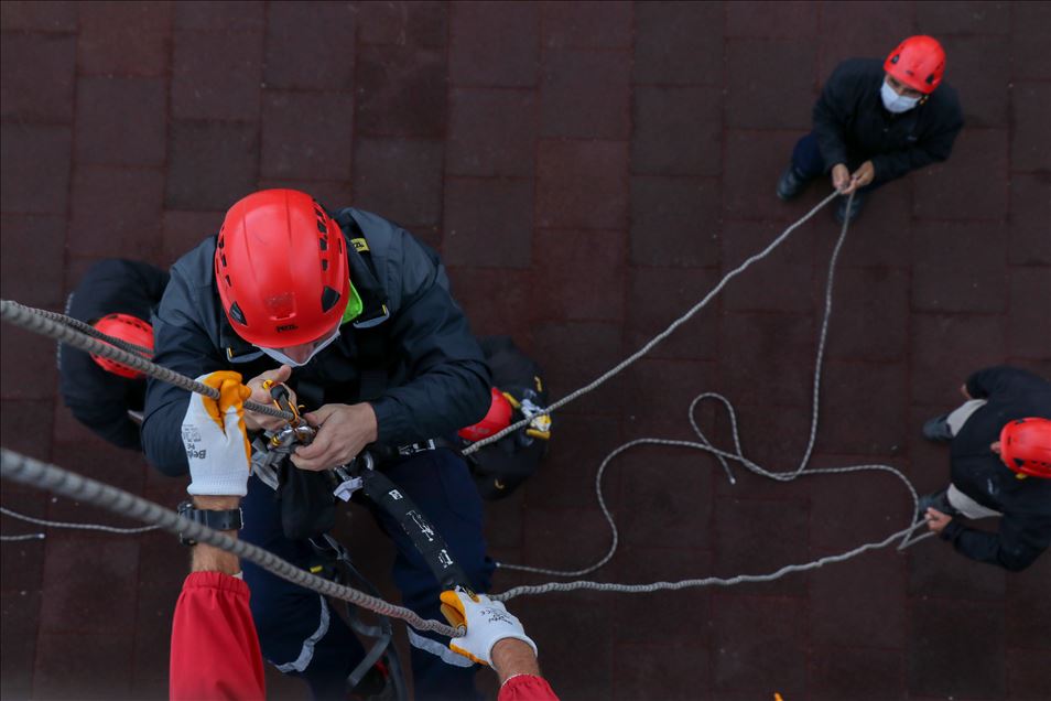 Arama kurtarma eğitimleri hem afet bölgesinde hem doğada hayat kurtarıyor