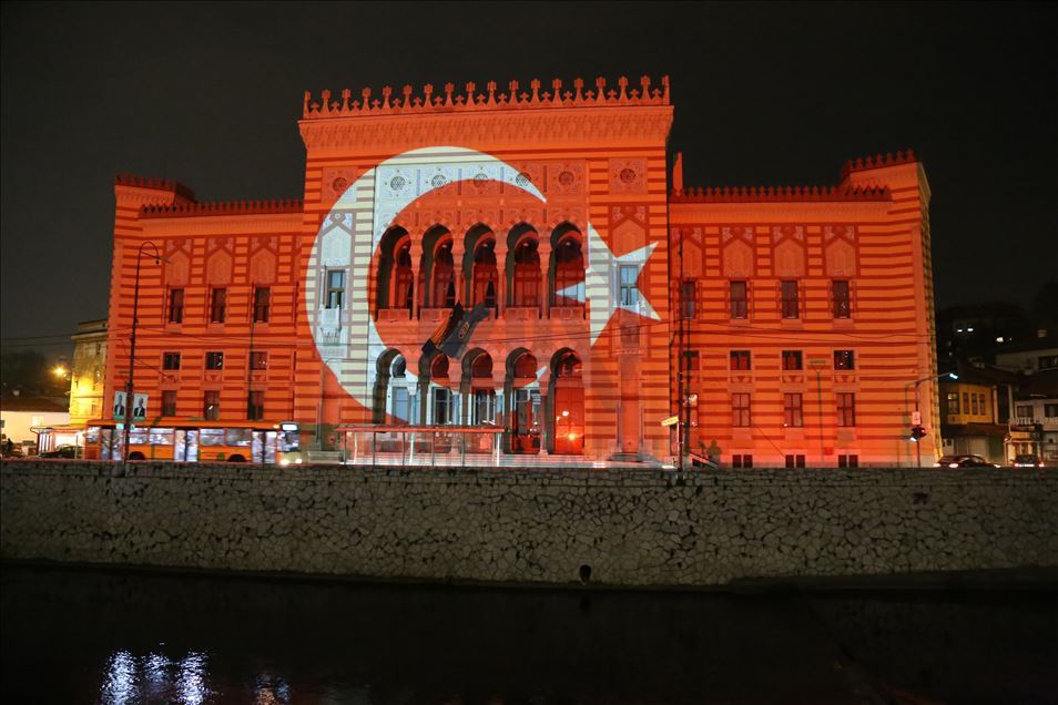کتابخانه ویژجنیکا در سارایوو به رنگ پرچم ترکیه نورپردازی شد