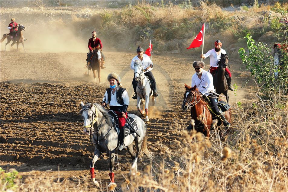 Osmaniye'de atlı okçuların gösterisi Cumhuriyet coşkusuna renk kattı
