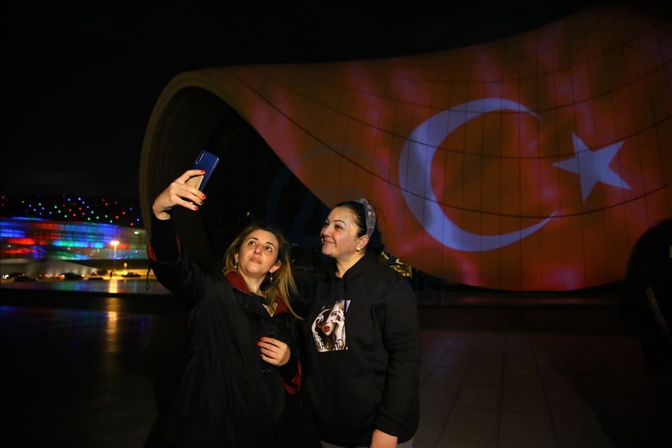نورپردازی مرکز فرهنگی حیدر علی‌اف به رنگ پرچم ترکیه