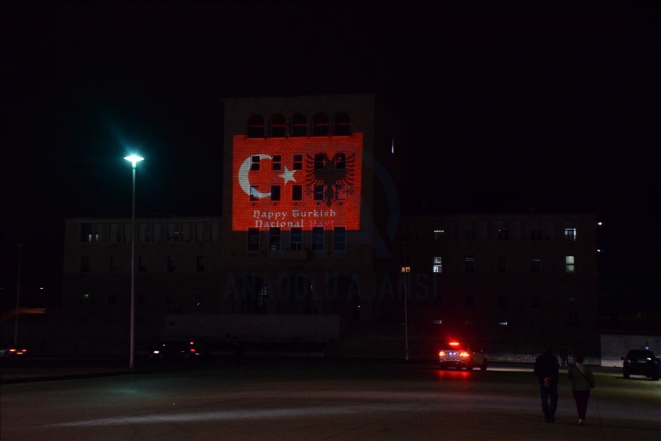 Universiteti Politeknik i Tiranës ndriçohet me ngjyrat e flamurit të Turqisë
