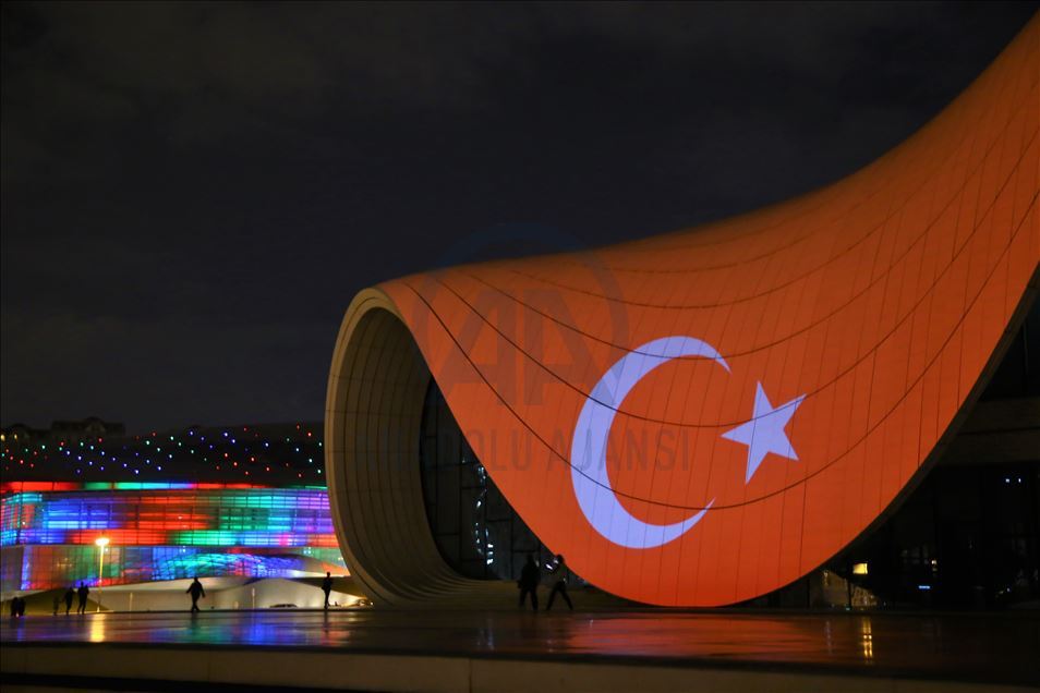 Bakü'nün ünlü yapılarına Türk bayrağı yansıtıldı