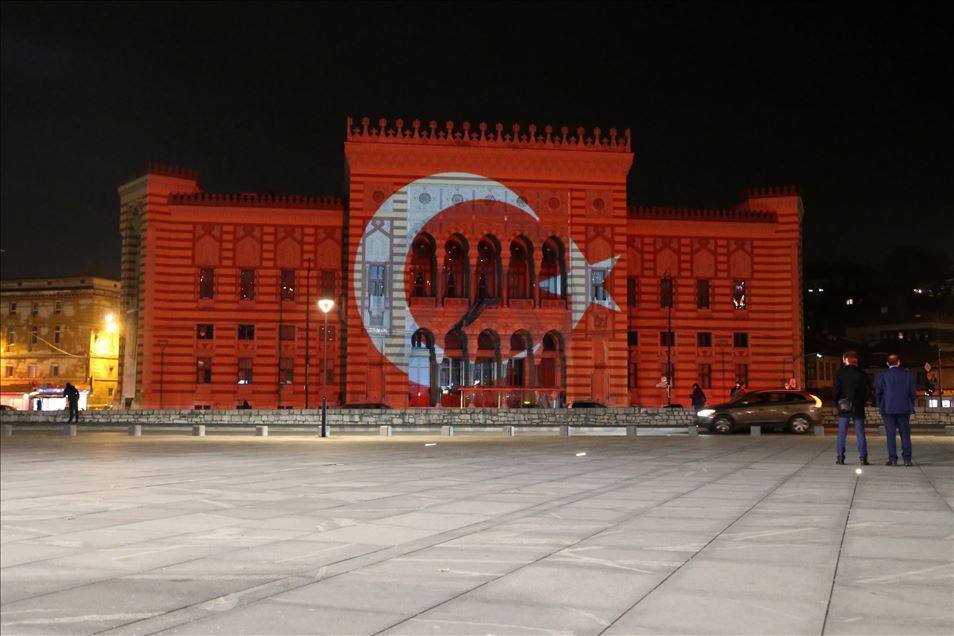 کتابخانه ویژجنیکا در سارایوو به رنگ پرچم ترکیه نورپردازی شد