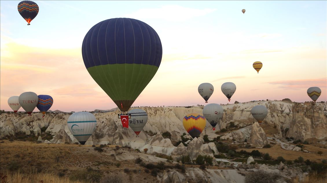Kapadokya'da balonlar, Cumhuriyet Bayramı için havalandı
