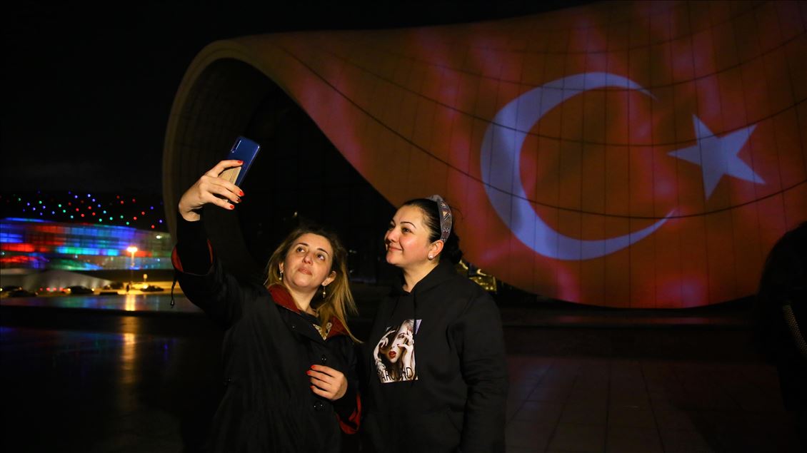 Bakü'nün ünlü yapılarına Türk bayrağı yansıtıldı