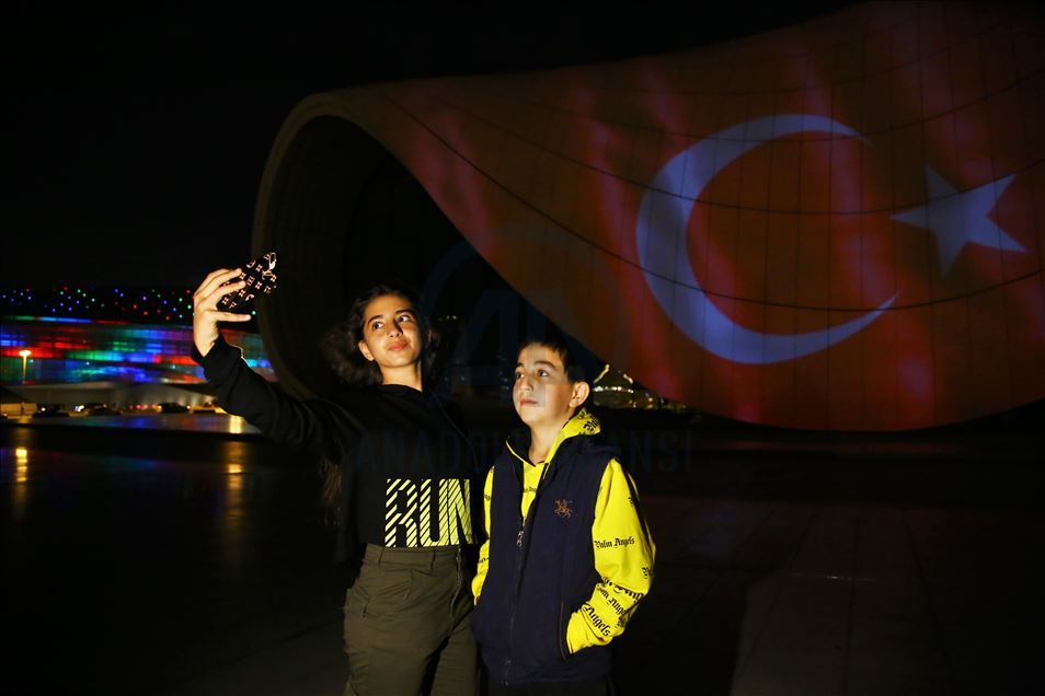 Bakü'nün ünlü yapılarına Türk bayrağı yansıtıldı