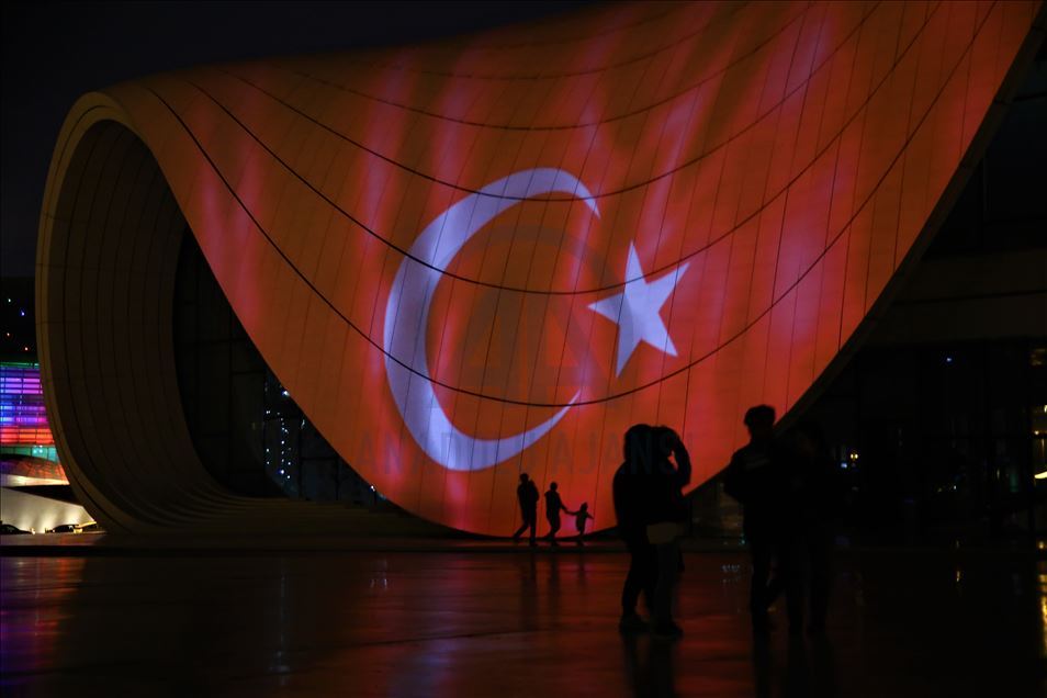 Bakü'nün ünlü yapılarına Türk bayrağı yansıtıldı