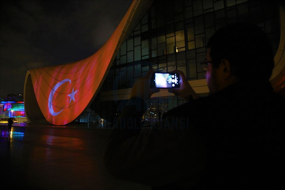 نورپردازی مرکز فرهنگی حیدر علی‌اف به رنگ پرچم ترکیه