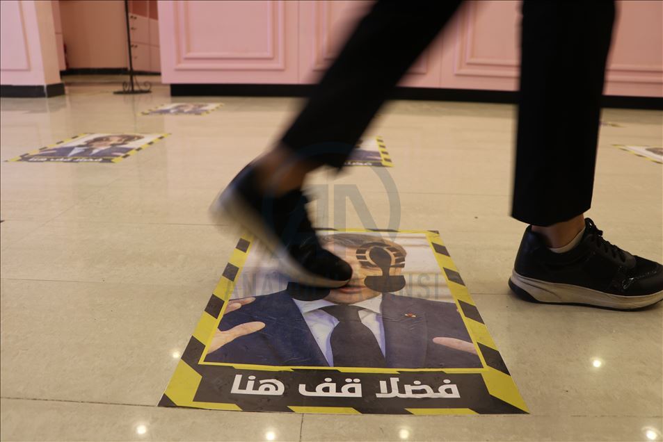 Imágenes del presidente de Francia son utilizadas como forma de educar en distanciamiento social en Libia