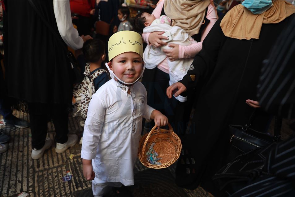نابلس الفلسطينية تحتفل بالمولد النبوي على طريقتها
