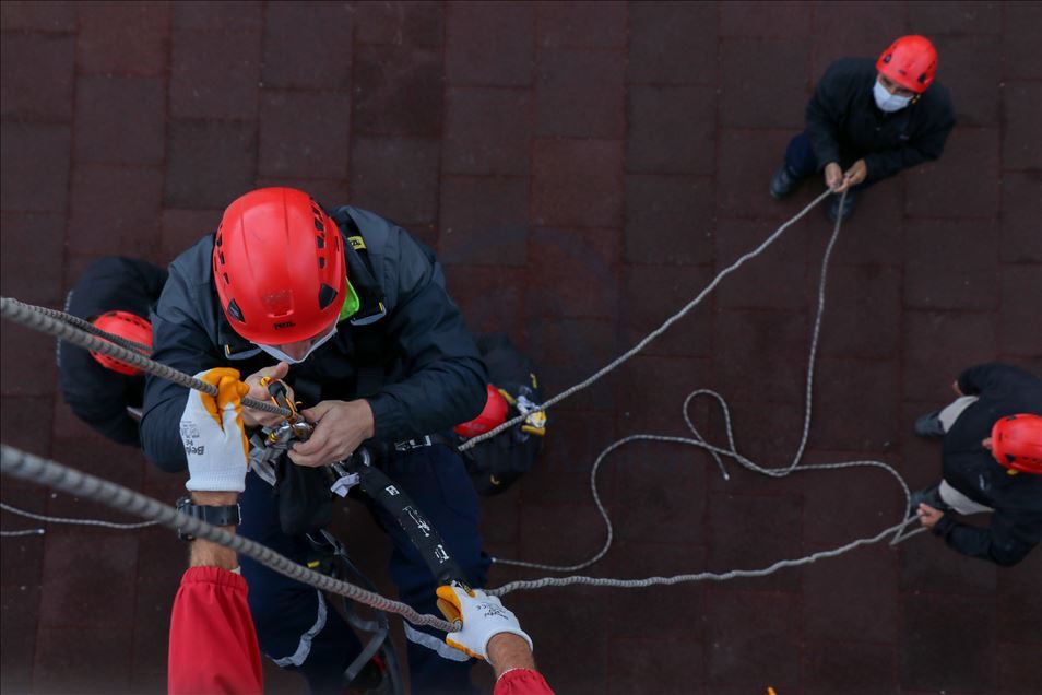 Arama kurtarma eğitimleri hem afet bölgesinde hem doğada hayat kurtarıyor