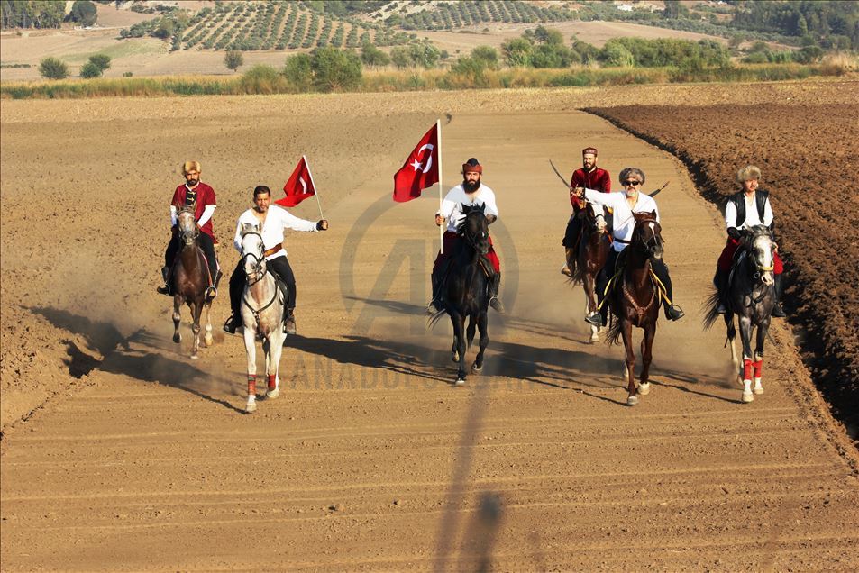 Osmaniye'de atlı okçuların gösterisi Cumhuriyet coşkusuna renk kattı