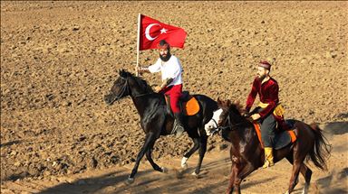 Osmaniye'de atlı okçuların gösterisi Cumhuriyet coşkusuna renk kattı