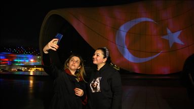 Bakü'nün ünlü yapılarına Türk bayrağı yansıtıldı