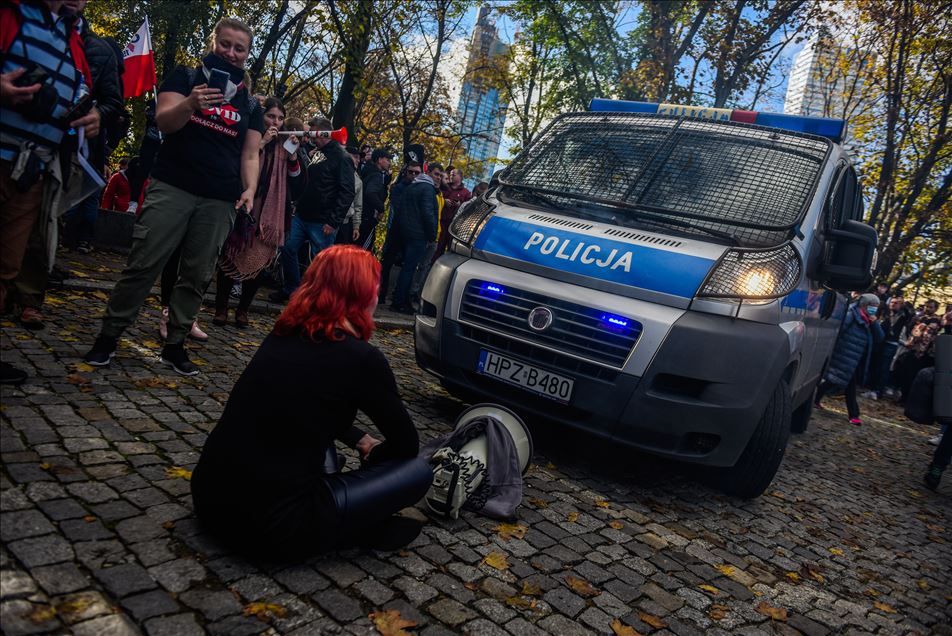 Polonya'da koronavirüs tedbirleri protesto edildi