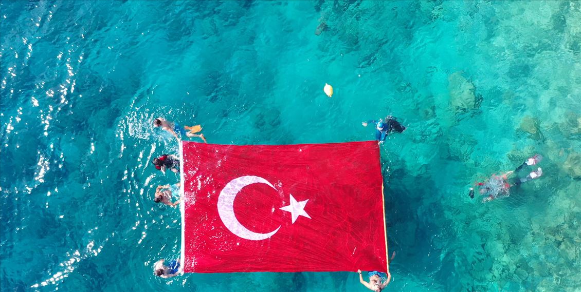 Milli sporcu Birgül Erken'den tek nefeste 97 metrelik "Cumhuriyet'e Saygı" dalışı