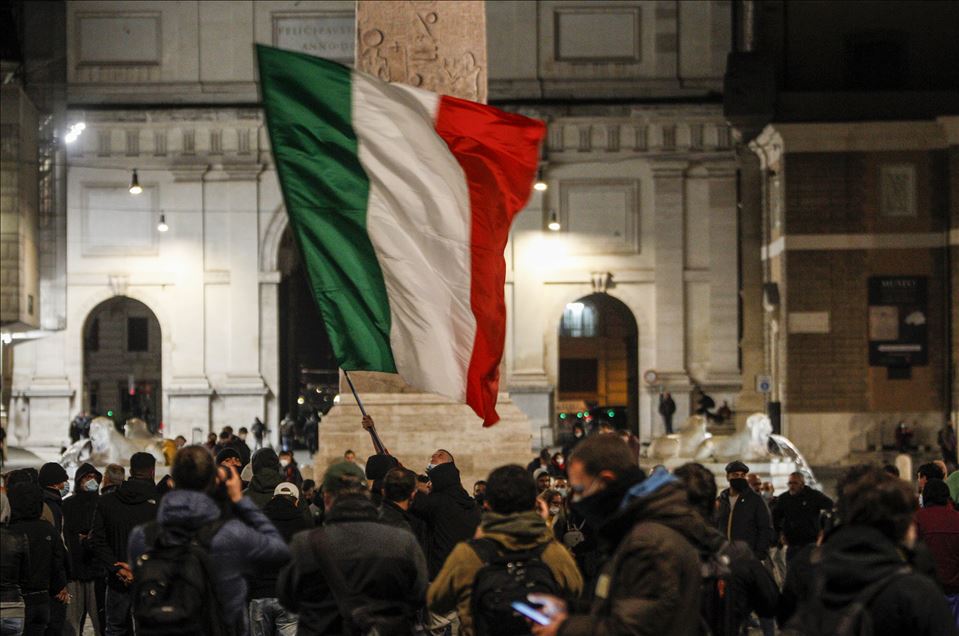 Roma'da salgın tedbirlerinin protesto edildiği gösteride olaylar çıktı